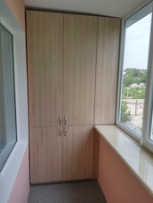шкаф на балкон с распашными дверями